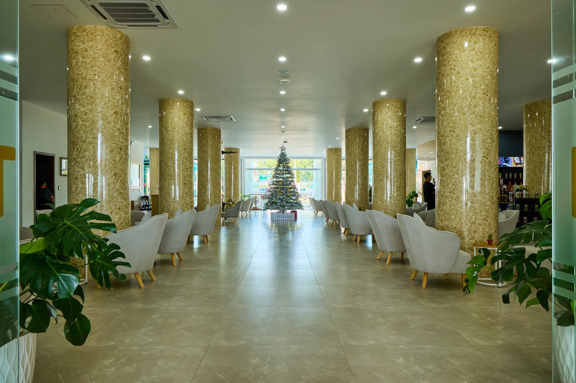 Palado Hotel bên biển Mũi Né