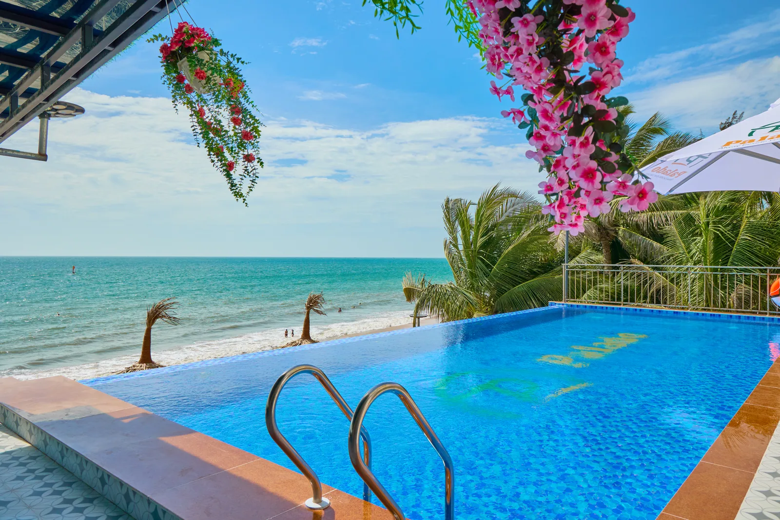 Một khoảng nghỉ bên hồ bơi hướng biển